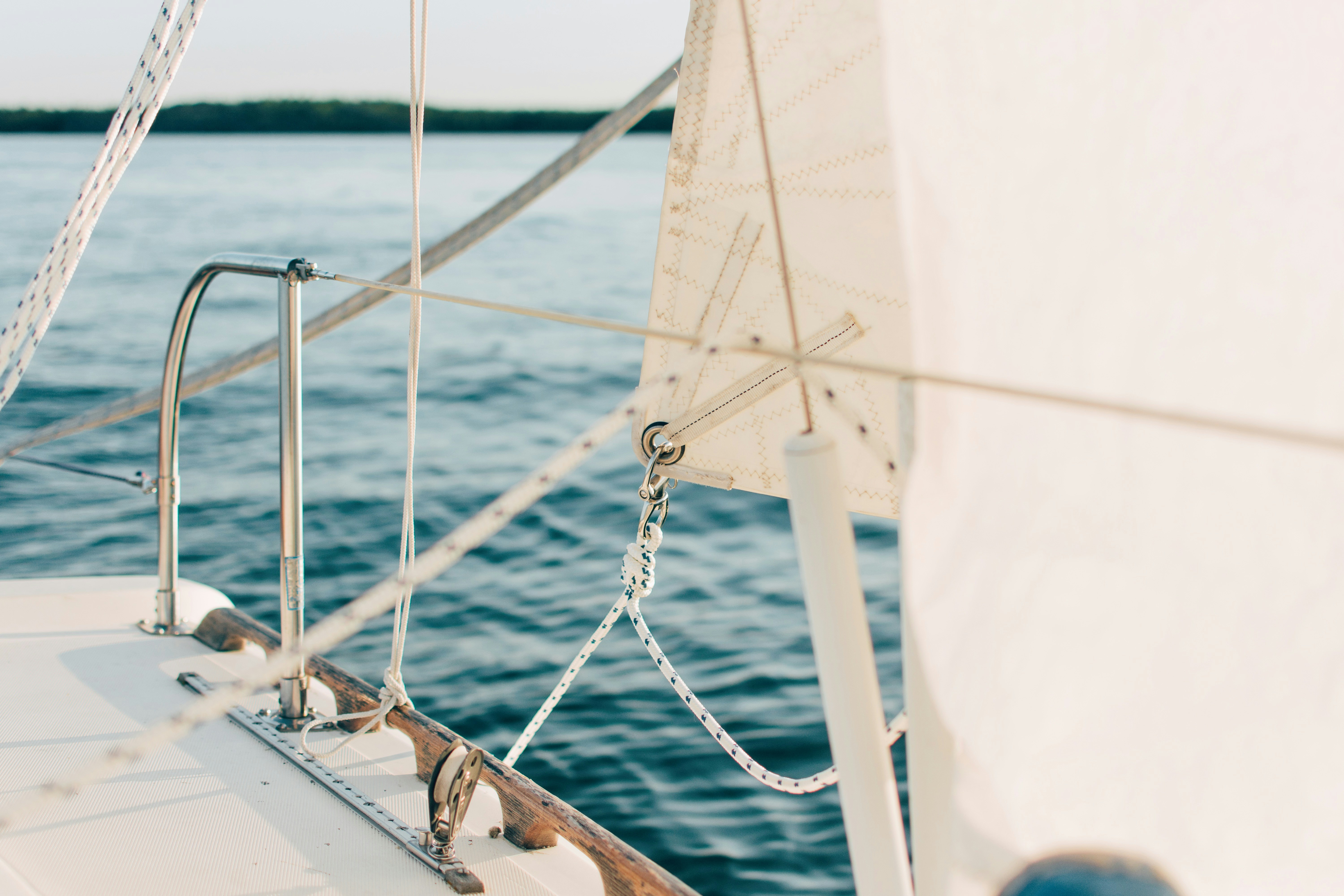 Reffen bei starkem Wind: So verkleinerst du die Segelfläche richtig